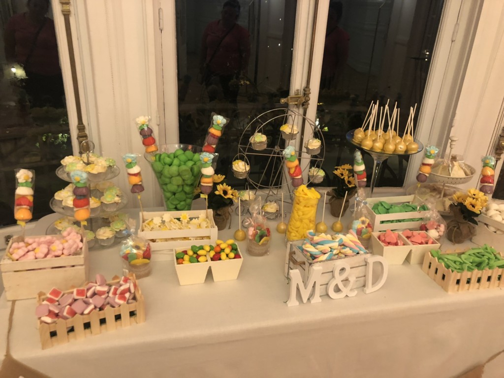 Mesa dulce niña comunión - Candy bar - Tartas personalizadas en Madrid